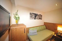 Extra Wohnbereich mit zusätzlicher Schlafmöglichkeit Geräumige Suite im Hotel in Bayern